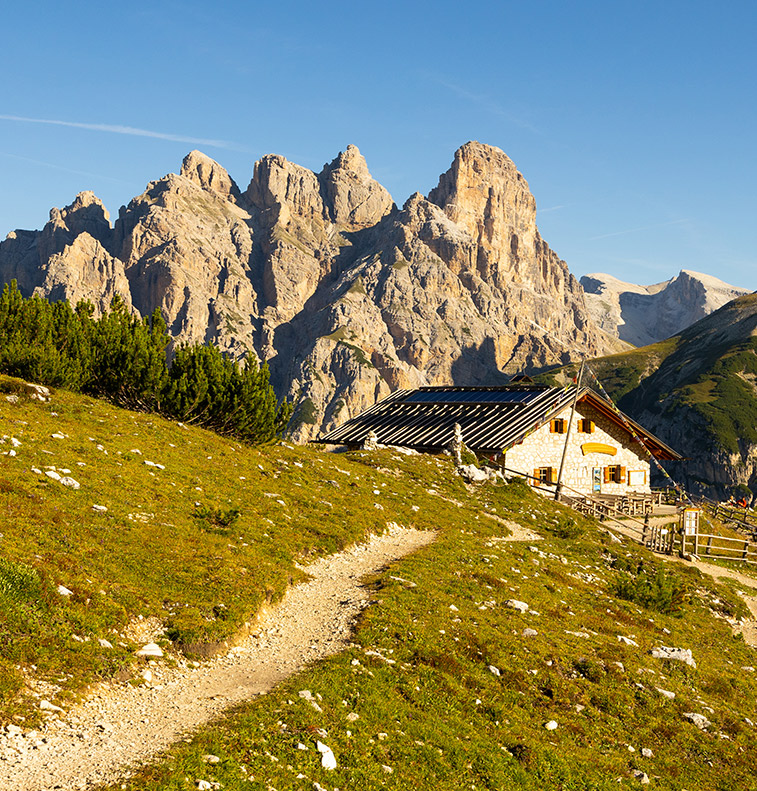 Paesaggio alpino con malga nelle Dolomiti